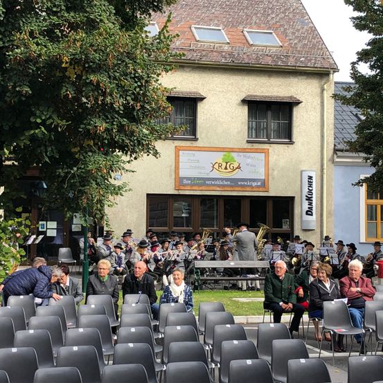 Bild enthält, People, Person, College, Adult, Male, Man, Crowd, Classroom, Indoors, School