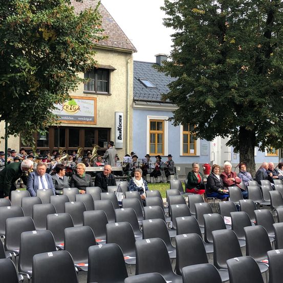 Bild enthält, People, Person, School, Crowd, Classroom, Indoors, Adult, Male, Man, Audience