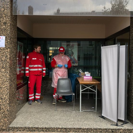 Bild enthält, Adult, Male, Man, Person, Chair, Jacket, Shoe, Building, Glove, Face