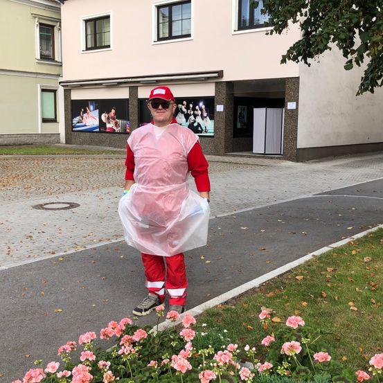 Bild enthält, Coat, City, Adult, Male, Man, Person, Street, Potted Plant, Dress, Raincoat