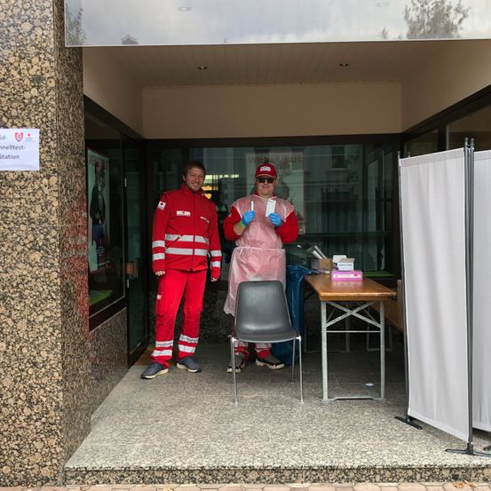 Bild enthält, Person, Adult, Male, Man, Interior Design, Chair, Shoe, Dining Table, Table, Building