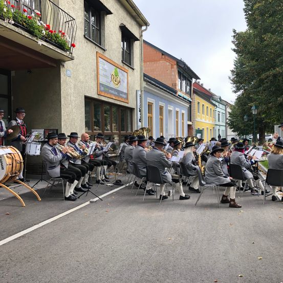 Bild enthält, People, Person, Adult, Male, Man, Group Performance, Female, Woman, Music Band, Marching