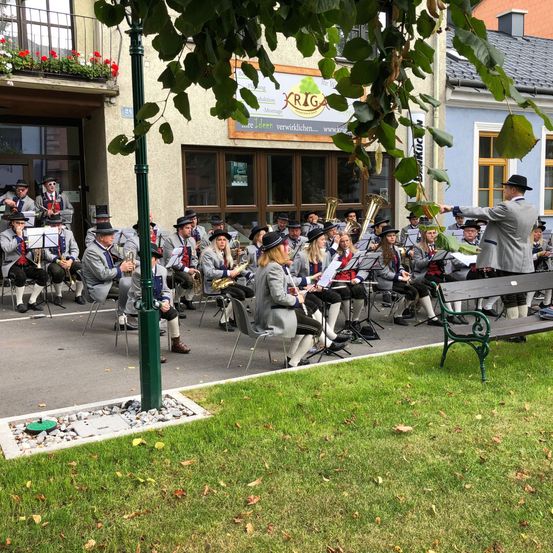 Bild enthält, Neighborhood, People, Person, Adult, Female, Woman, Restaurant, Cafeteria, Male, Man