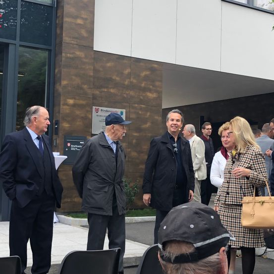 Bild enthält, Coat, Blazer, Jacket, Handbag, Adult, Male, Man, Person, Female, Woman