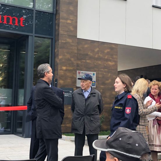 Bild enthält, Coat, Adult, Female, Person, Woman, Formal Wear, Suit, Male, Man, Overcoat