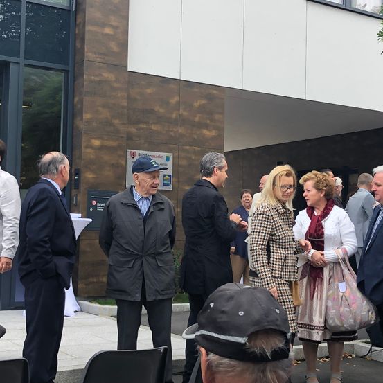 Bild enthält, Coat, Adult, Female, Person, Woman, Male, Man, Formal Wear, Suit, Walking