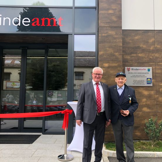 Bild enthält, Blazer, Coat, Jacket, Formal Wear, Pants, Suit, Adult, Male, Man, Person