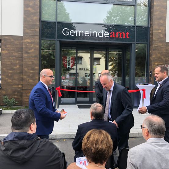 Bild enthält, Coat, Adult, Male, Man, Person, Suit, People, Shoe, Face, Blazer