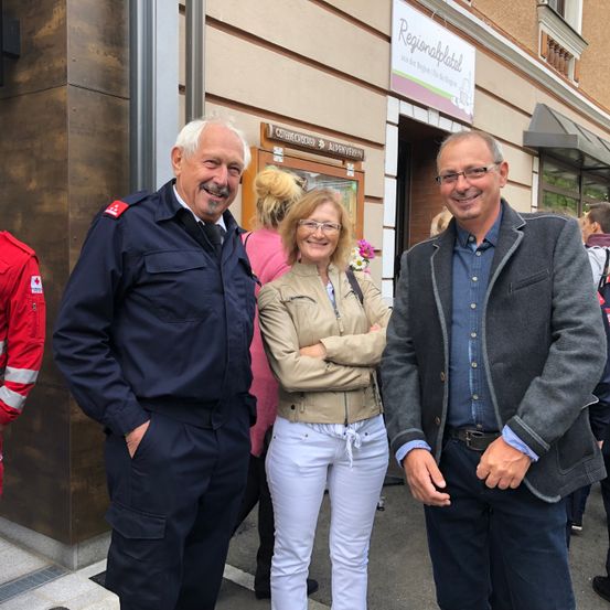 Bild enthält, Pants, Coat, Jacket, Adult, Male, Man, Person, Female, Woman, People