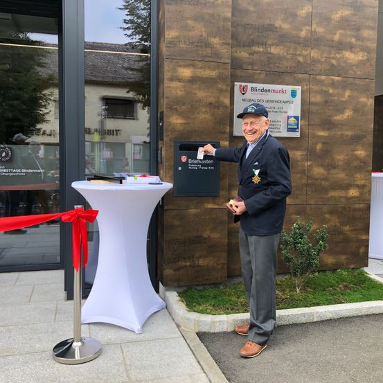 Bild enthält, Crowd, Person, Audience, Mailbox, Speech, Podium, Adult, Male, Man, Coat