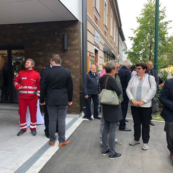 Bild enthält, Coat, Person, Adult, Male, Man, Walking, Jacket, Shoe, Pants, Jeans