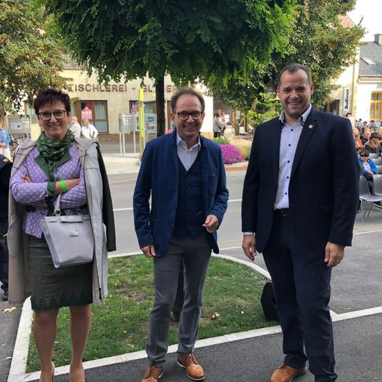 Bild enthält, Blazer, Coat, Jacket, Adult, Male, Man, Person, Shoe, Handbag, People