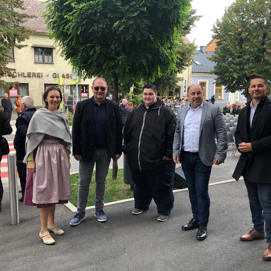 Bild enthält, Coat, Jacket, Adult, Female, Person, Woman, Walking, Male, Man, People