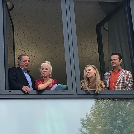 Bild enthält, Adult, Female, Person, Woman, People, Male, Man, Window, Blazer, Face