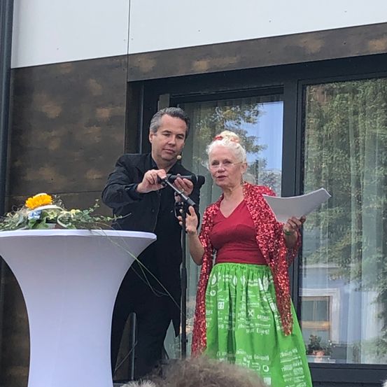 Bild enthält, Crowd, Person, Potted Plant, Adult, Female, Woman, Lady, Male, Man, Audience