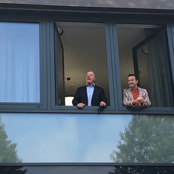 Bild enthält, Adult, Male, Man, Person, Window, Face, Head