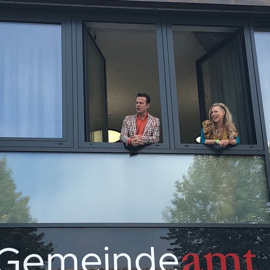 Bild enthält, Adult, Male, Man, Person, Window, Female, Woman, Face, People, Bay Window