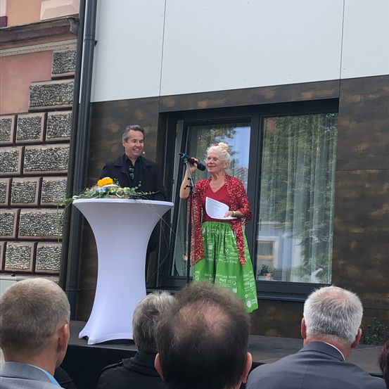 Bild enthält, Crowd, Person, Audience, Adult, Female, Woman, Male, Man, Speech, Podium