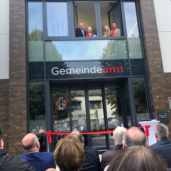 Bild enthält, People, Person, Adult, Female, Woman, Building, Male, Man, Face, Suit