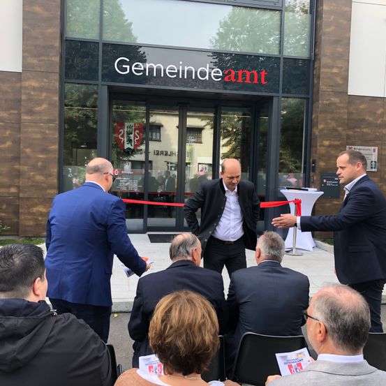 Bild enthält, Adult, Male, Man, Person, Boy, Child, Coat, Building, Suit, Face