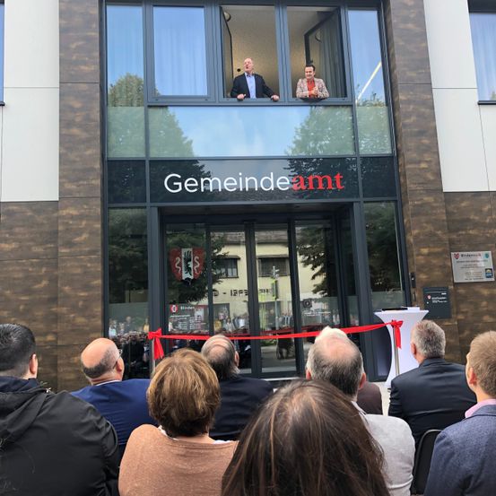 Bild enthält, People, Person, Building, Adult, Male, Man, Female, Woman, Face, Head