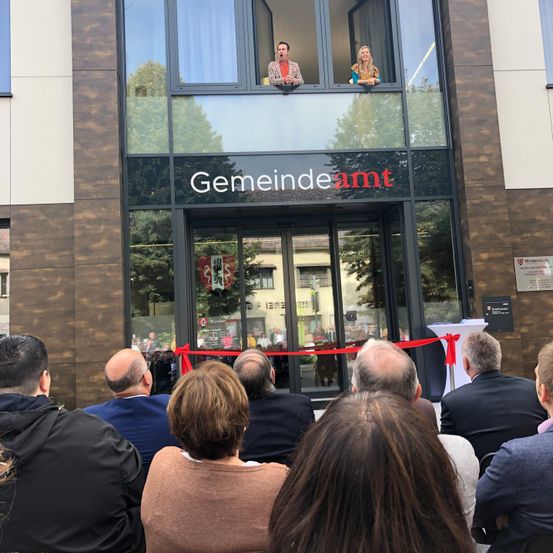 Bild enthält, People, Person, Adult, Female, Woman, Male, Man, Building, Face, Suit