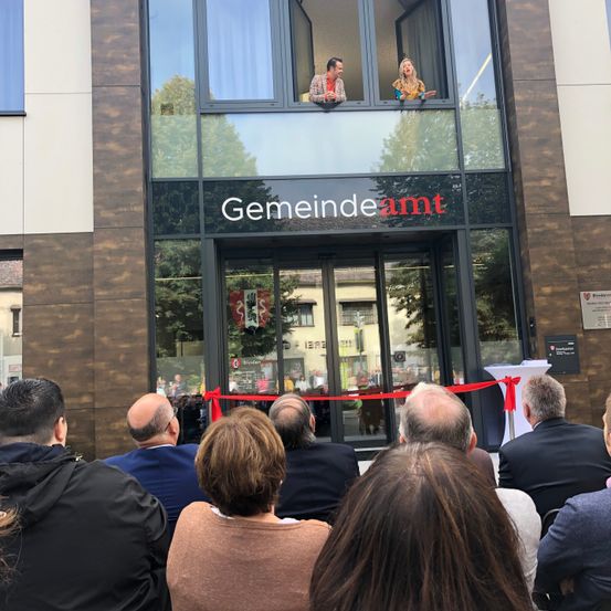 Bild enthält, People, Person, Adult, Male, Man, Female, Woman, Building, Face, Head