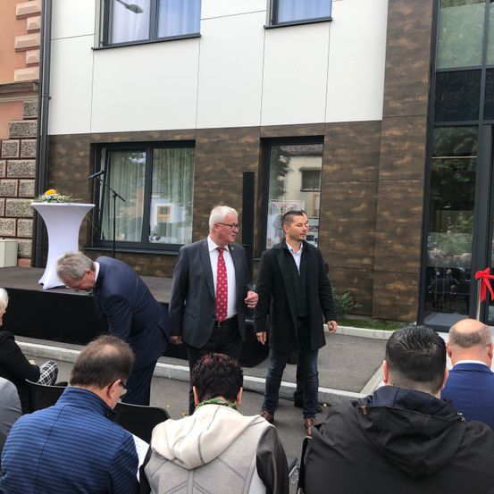 Bild enthält, Coat, Adult, Male, Man, Person, Building, People, Blazer, Jeans, City