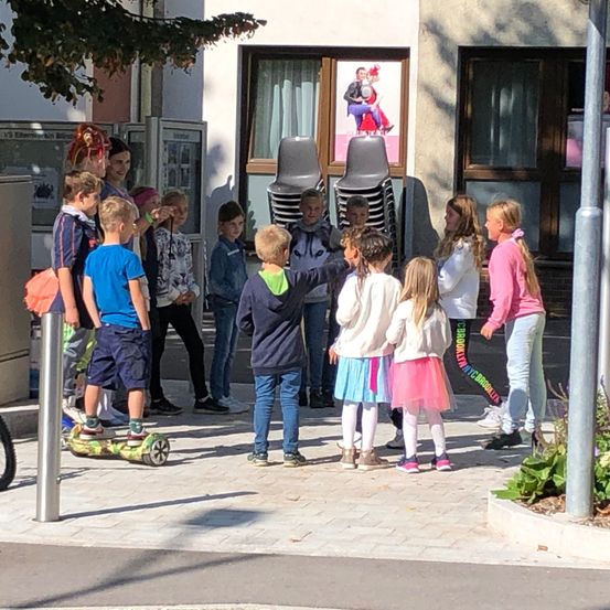 Bild enthält, City, Street, Urban, People, Person, Neighborhood, Potted Plant, Jeans, Wheel, Bicycle