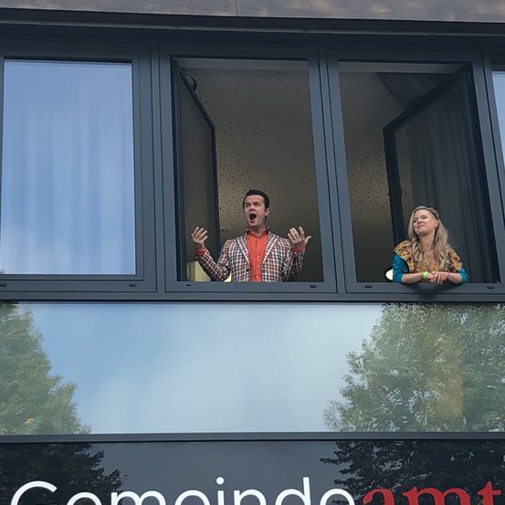 Bild enthält, Adult, Male, Man, Person, Female, Woman, People, Window, Face, Reality Show Judges Panel