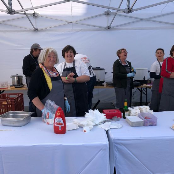 Bild enthält, Adult, Female, Person, Woman, Cafeteria, Restaurant, Male, Man, Meal, Tablecloth