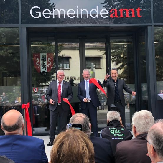 Bild enthält, People, Person, Coat, Blazer, Jacket, Adult, Male, Man, Female, Woman