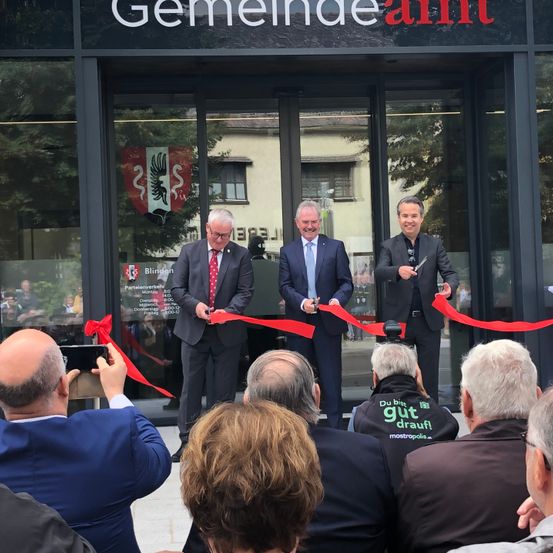 Bild enthält, People, Person, Adult, Male, Man, Coat, Crowd, Blazer, Glasses, Face