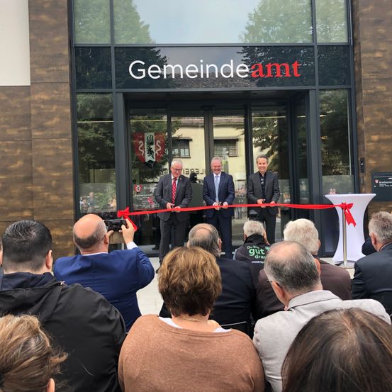 Bild enthält, People, Person, Crowd, Adult, Male, Man, Face, Head, Mobile Phone, Audience