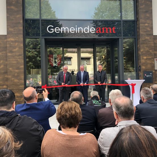 Bild enthält, Crowd, Person, Adult, Male, Man, People, Coat, Face, Head, Audience