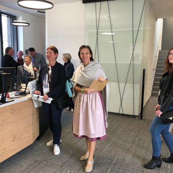 Bild enthält, Table, Desk, Coat, Pants, People, Person, Jeans, Adult, Female, Woman