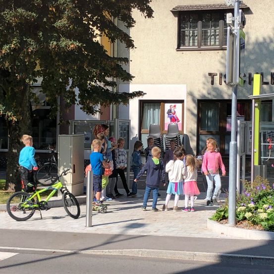 Bild enthält, Neighborhood, City, Street, Urban, People, Person, Path, Bicycle, Wheel, Jeans