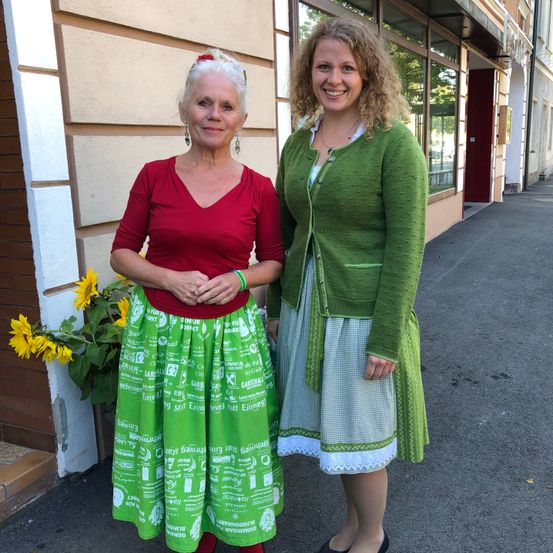 Bild enthält, Skirt, Person, Portrait, Dress, Adult, Female, Woman, Coat, Lady, Potted Plant