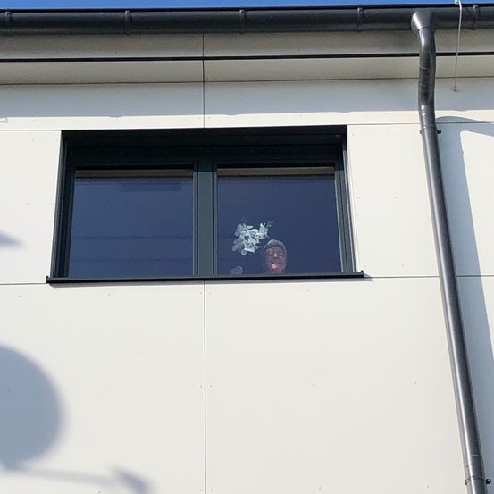 Bild enthält, Architecture, Building, Person, Home Damage, Window - Broken