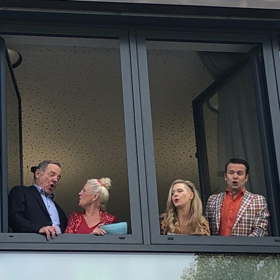 Bild enthält, Adult, Female, Person, Woman, Male, Man, Window, Face, Head, People