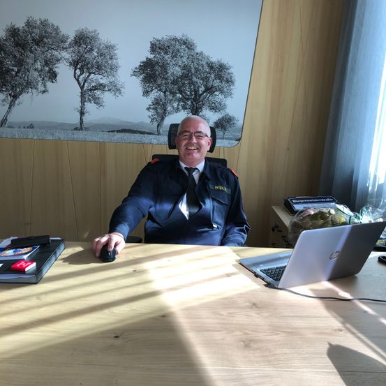 Bild enthält, Table, Adult, Male, Man, Person, Wood, Officer, Police Officer, Laptop, Interior Design