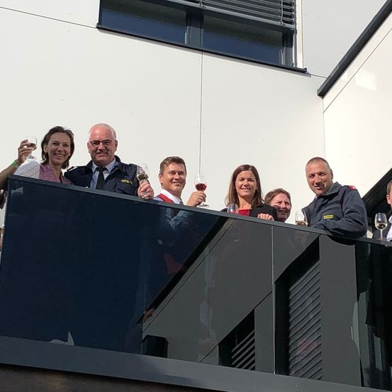 Bild enthält, Adult, Female, Person, Woman, Male, Man, Tie, Glasses, Face, Suit