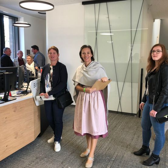 Bild enthält, People, Person, Table, Desk, Pants, Boy, Male, Teen, Indoors, Woman