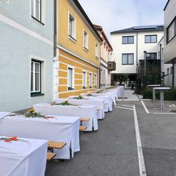 Bild enthält, City, Tablecloth, Urban, Indoors, Road, Street, Architecture, Building, Housing