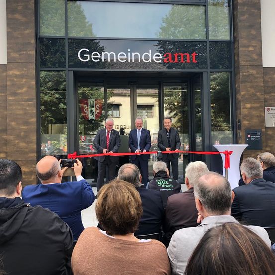 Bild enthält, Crowd, Person, Adult, Male, Man, People, Audience, Clothing, Coat, Speech