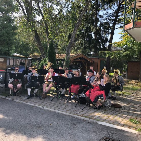 Bild enthält, People, Person, Outdoors, Shelter, Urban, Adult, Female, Woman, Nature, Furniture