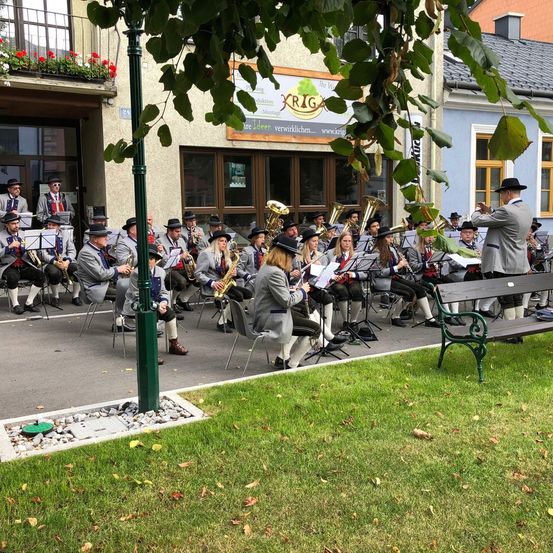 Bild enthält, People, Person, Adult, Female, Woman, College, Group Performance, Music Band, Neighborhood, Furniture