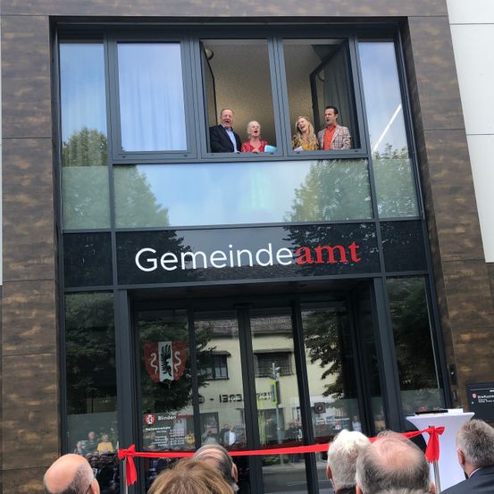 Bild enthält, Building, Adult, Male, Man, Person, Office Building, Baby, People, City, Shelter