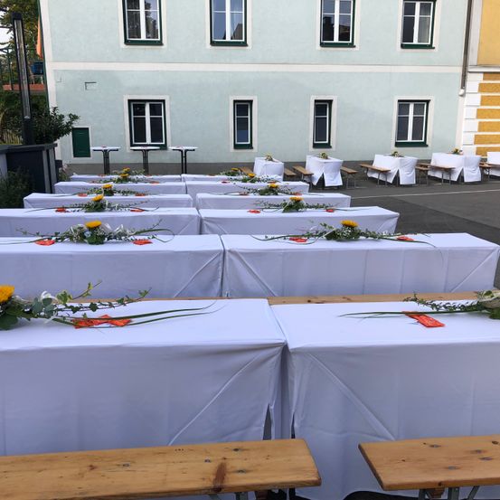 Bild enthält, Flower, Flower Arrangement, Plant, Flower Bouquet, Indoors, Architecture, Building, Hall