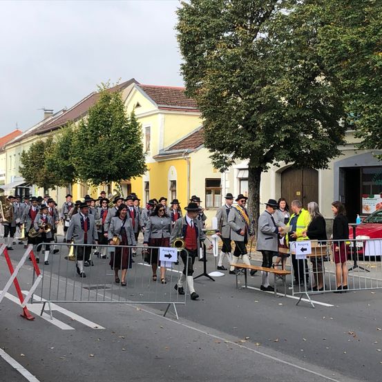 Bild enthält, People, Person, Car, Transportation, Vehicle, Neighborhood, Walking, Urban, Fence